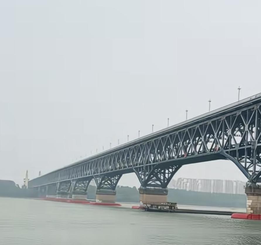 南京长江大桥作为新中国桥梁建设的丰碑，承载着特殊的时代记忆与民族骄傲。20世纪7