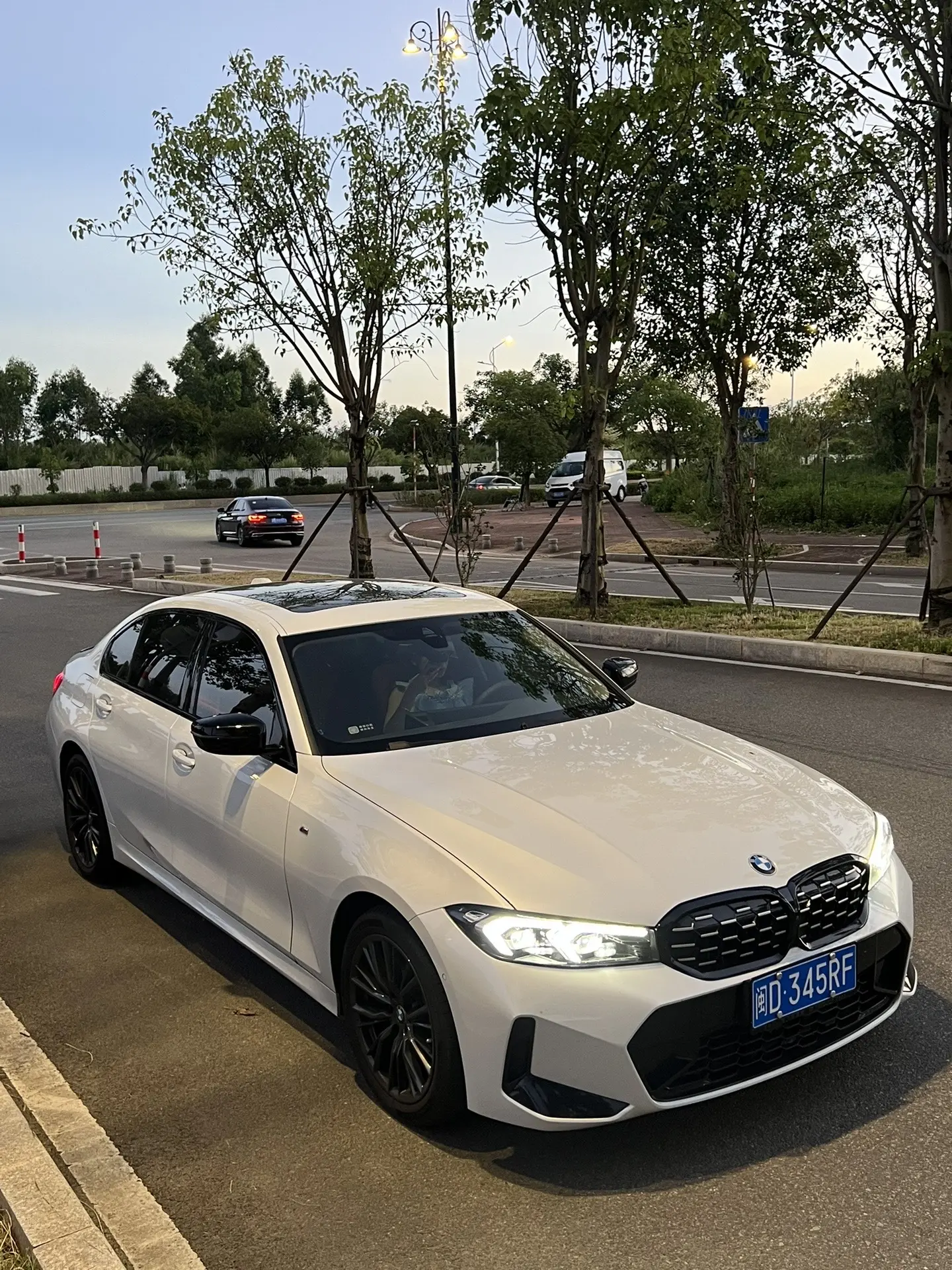 如今电车横行的时代，宝马3系和特斯拉model3 怎么选？宝马3系