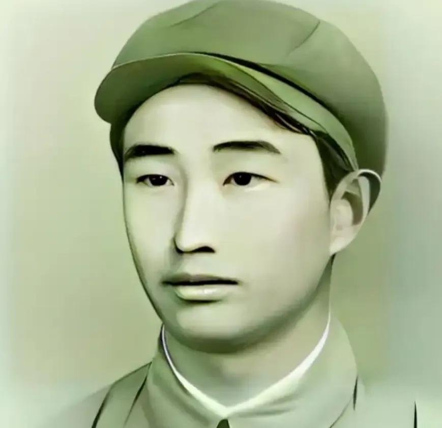 1943年，日军空袭时，18岁战士宋岭春仰面躲在草丛里，看飞行员探头出来，当敌机