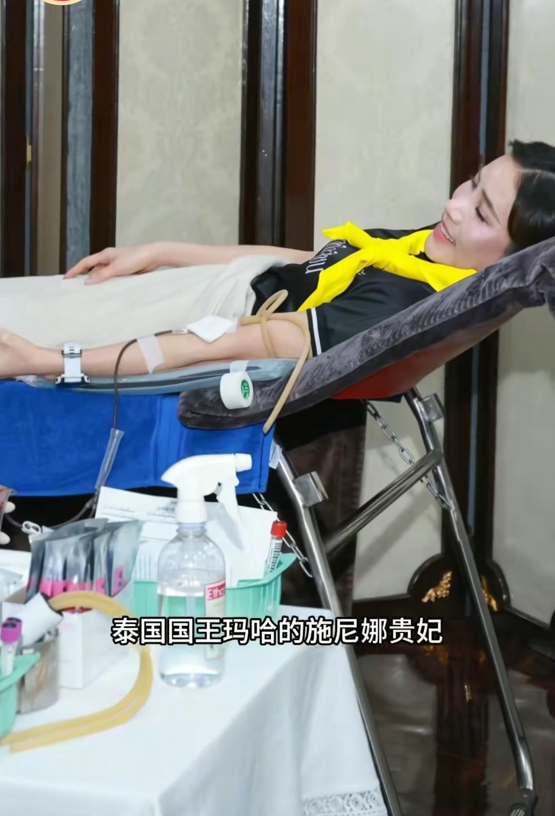 12月15日，泰国国王的贵妃诗尼娜为泰国边境士兵献血了，以防不时之需，看来泰国这