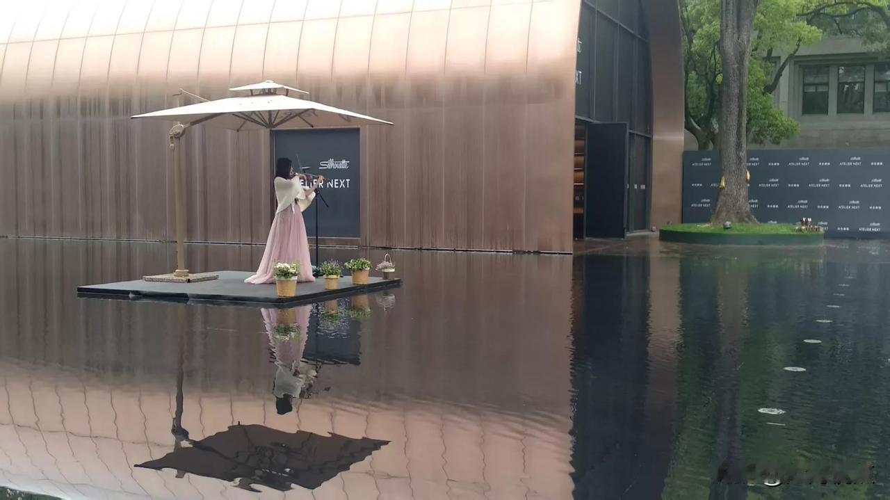 一泓碧水，琴声悠扬。美女的演奏给游客们带来舒缓美妙的旋律，又增添了艺术气息，值得