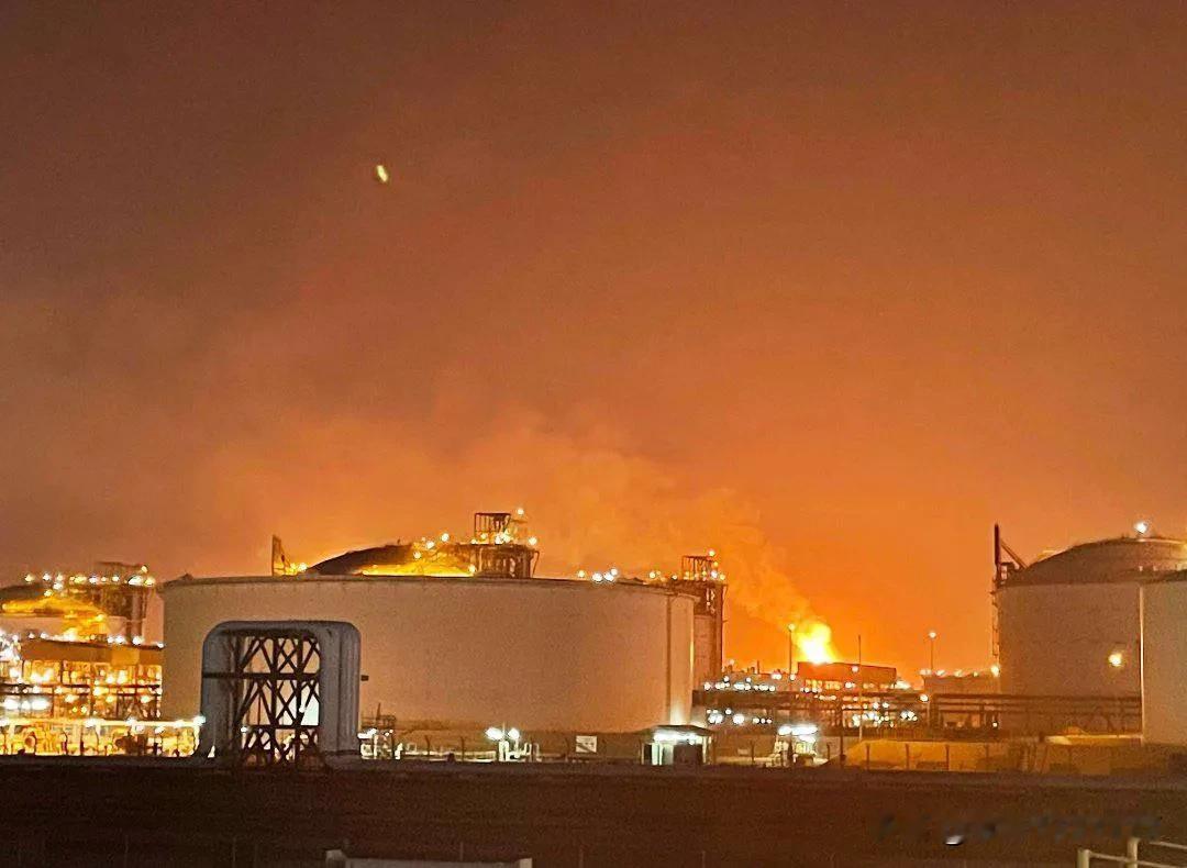 🇶🇦 突发：卡塔尔最大的天然气设施拉斯拉凡工业城发生爆炸，卡塔尔内政部证实。