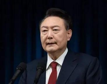 弹劾案通过后，尹锡悦可能做出的3个选择：


1.负隅抵抗，抓住最后一线生机，在