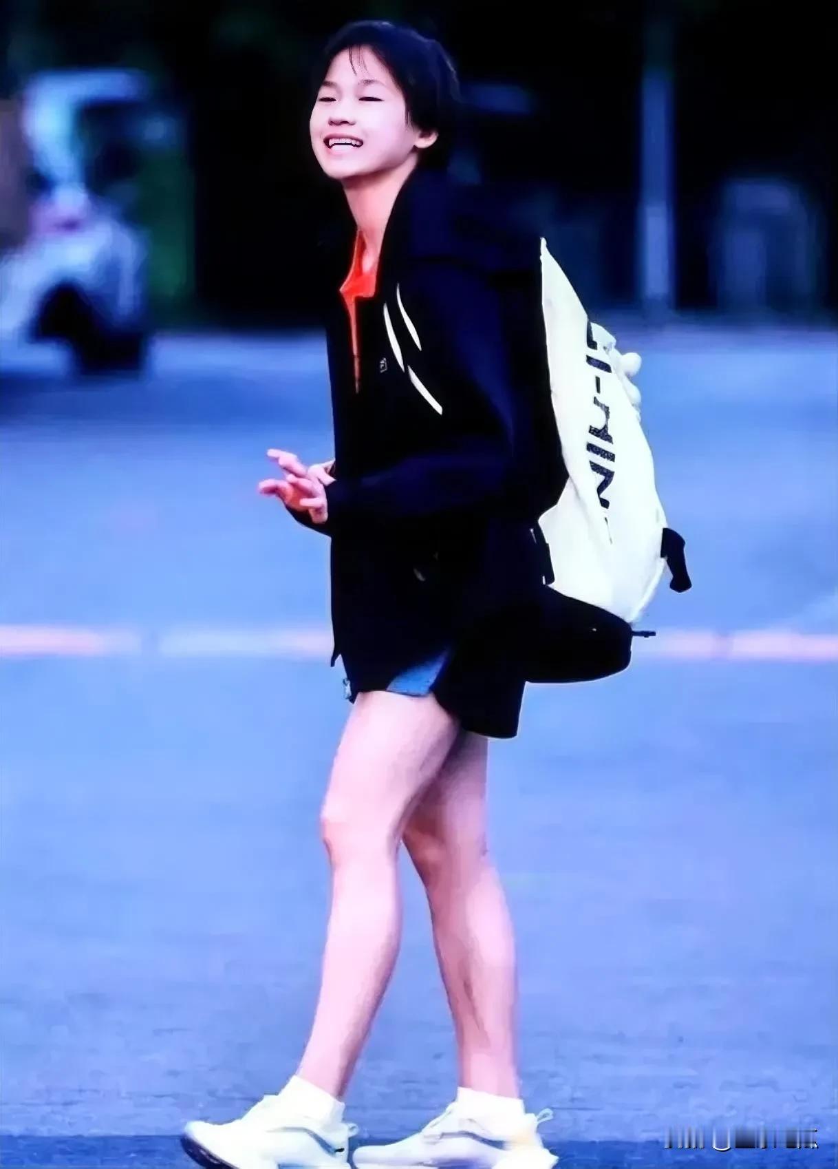 全红婵训练结束下班了，走在路上，心情轻松愉悦！她随性自然，笑容灿烂如花，五官轮廓