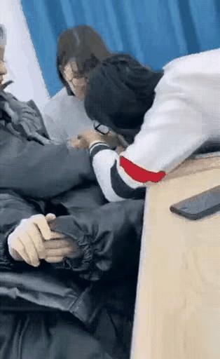 现在这社会，小伙子们出门在外也得多个心眼，不然一不小心就可能遇上麻烦事儿。得时刻