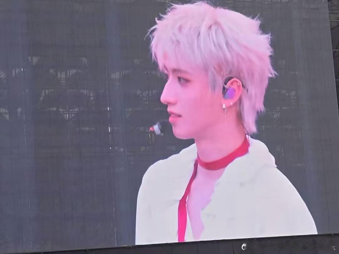 朱志鑫白发浓颜 朱志鑫这浓颜的杀伤力简直太绝啦～白发好好看 