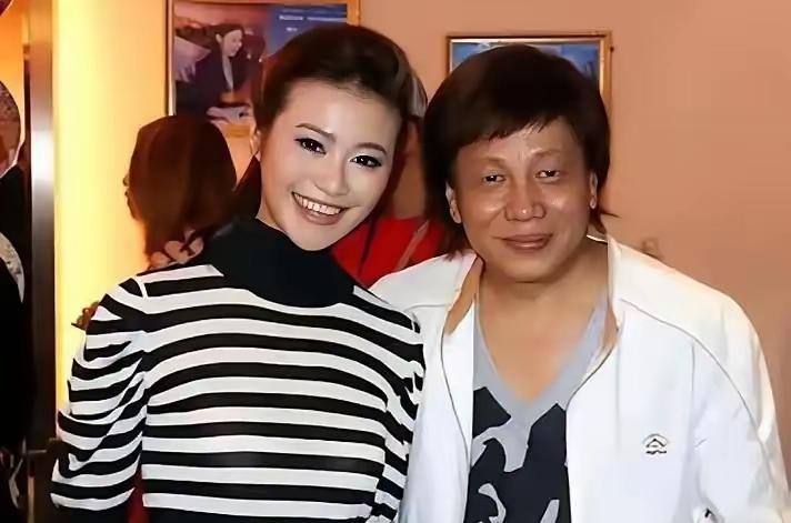 1979年，梁小龙的妻子黎爱莲在自己家楼下散步，被一陌生男子拿镪水泼了脸和背部，