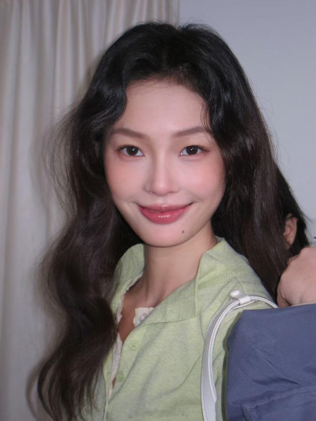 美丽觉醒计划618时髦开局美妆 轻港风妆容，尽显复古风情精致眉眼，丝绒干枯玫调红