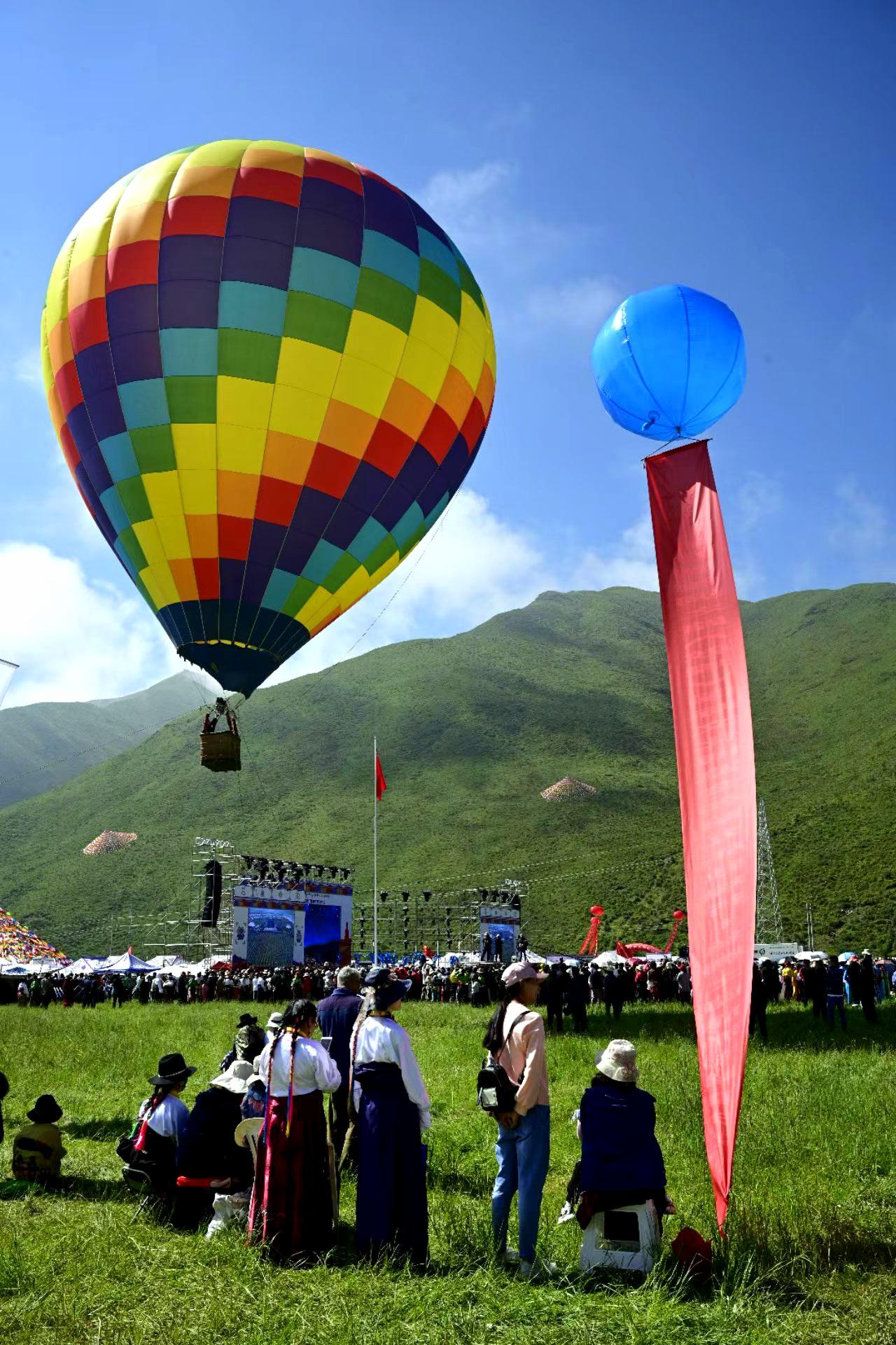 节日氛围感拉满的甘南草原晒图笔记大赛 
——拍摄于甘南州碌曲县夏泽滩草原