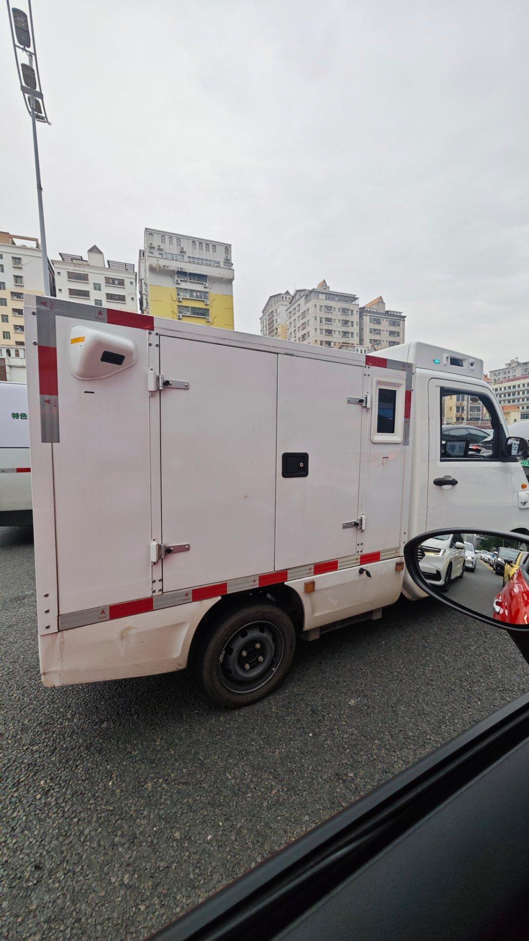 现在深圳路上好多细狗快递车，我看下了，它们好像比我的车智能……[跪了]  ​​​