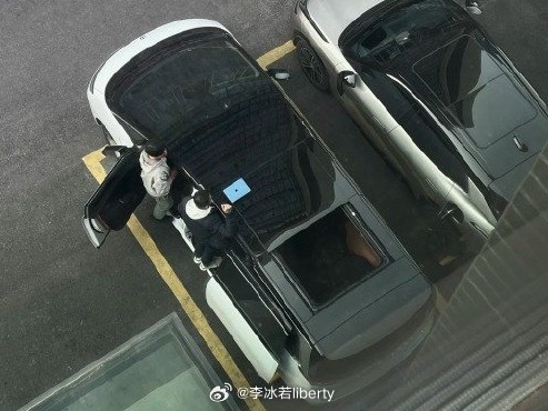 路透零跑D99大天窗这年头全景大天幕很时间但基本上都是封死地但D99这能打开你敢