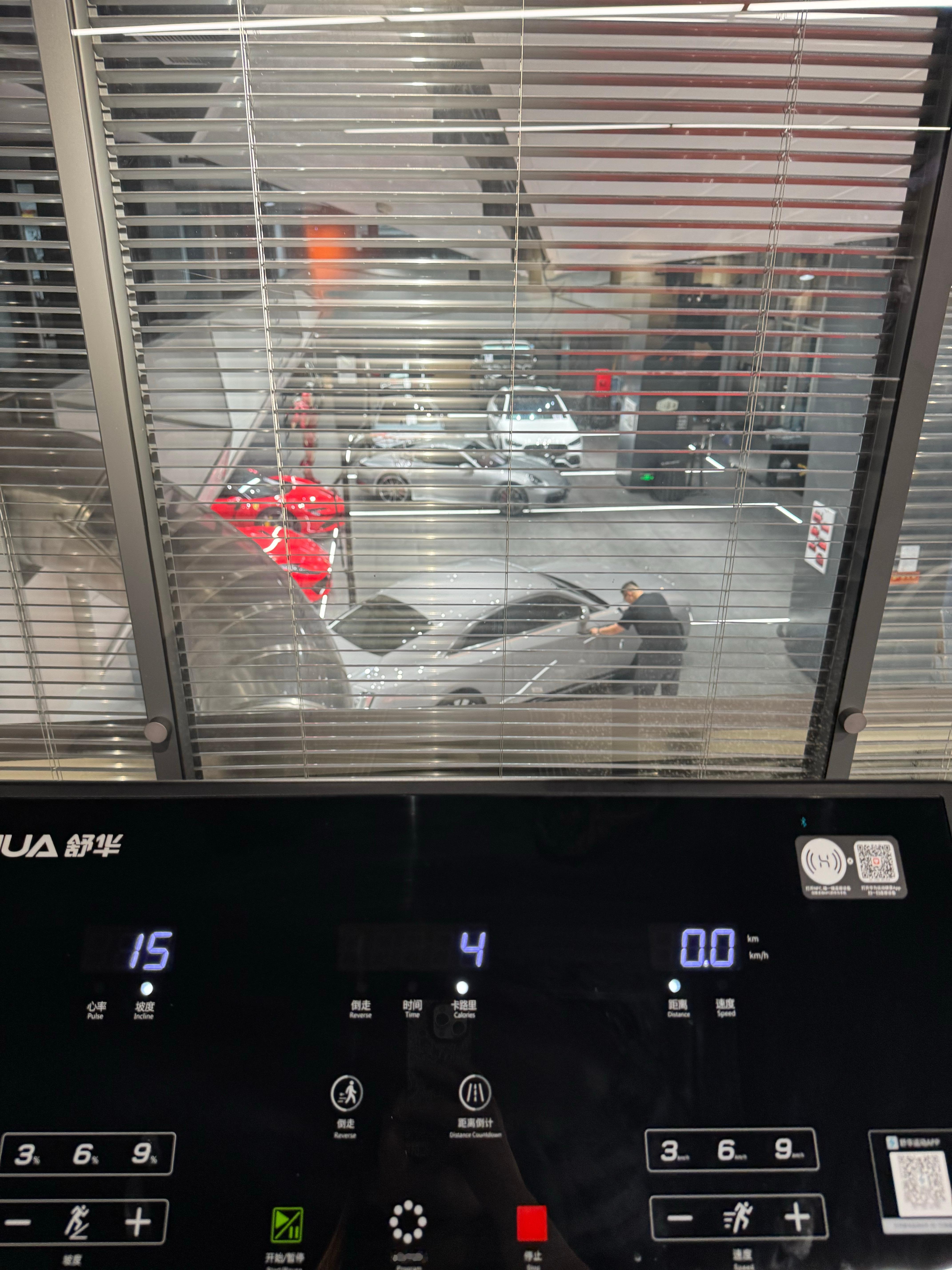 这是我今天在UDG的健身搭子，看我跑步热的，还主动帮我扇扇子，超可爱！(*╹▽╹