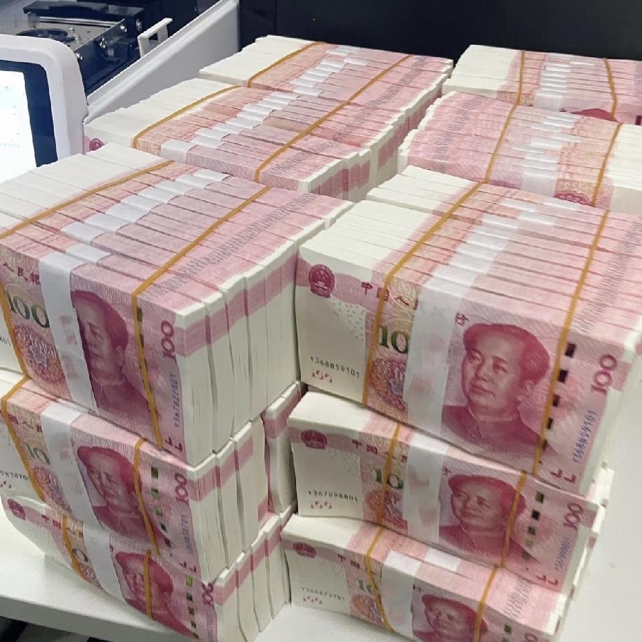 我妈在银行做了一辈子柜员，退休前跟我说了句掏心窝子的话：“你永远不知道，柜台后面