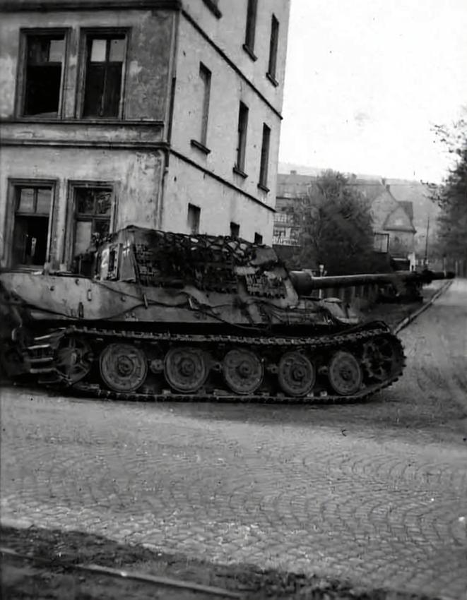 这是德军 512 重装甲歼击营 1 连的猎虎歼击车 X2，采用亨舍尔底盘，车长是