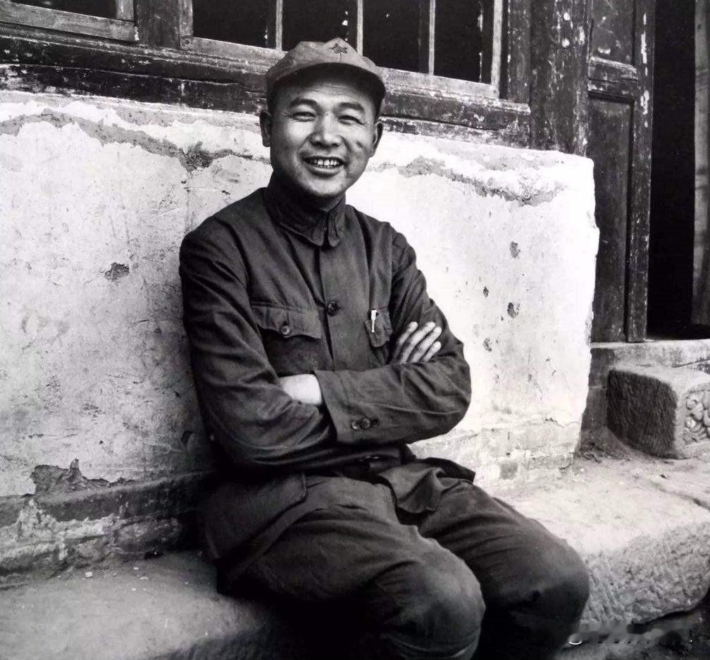 22岁的营长提刀冲上去：军长别慌，跟我杀！

弯刀擦过徐海东的脖子。再深一寸，就