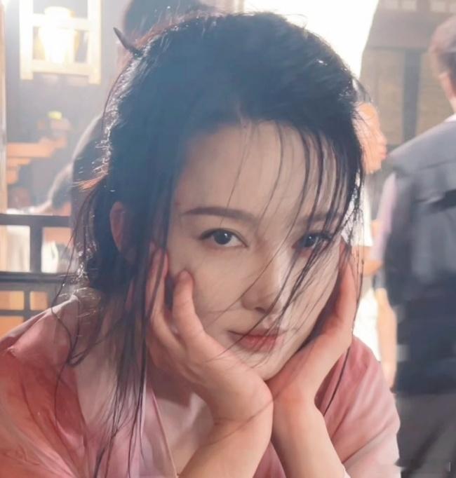 #李沁凌乱美的具象化##李沁又A又甜#李沁这套造型堪称完美，又 A 又甜。风扬起