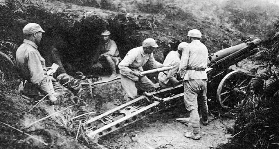 1951年，年仅15岁的新兵擦大炮时，无意间发现对面敌人阵地上有古怪的情况。他架