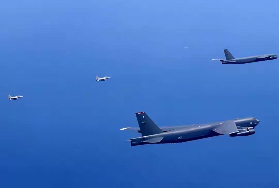 近日，菲律宾空军FA-50PH战机公然模拟拦截“中方战机”，美军B-52H战略轰
