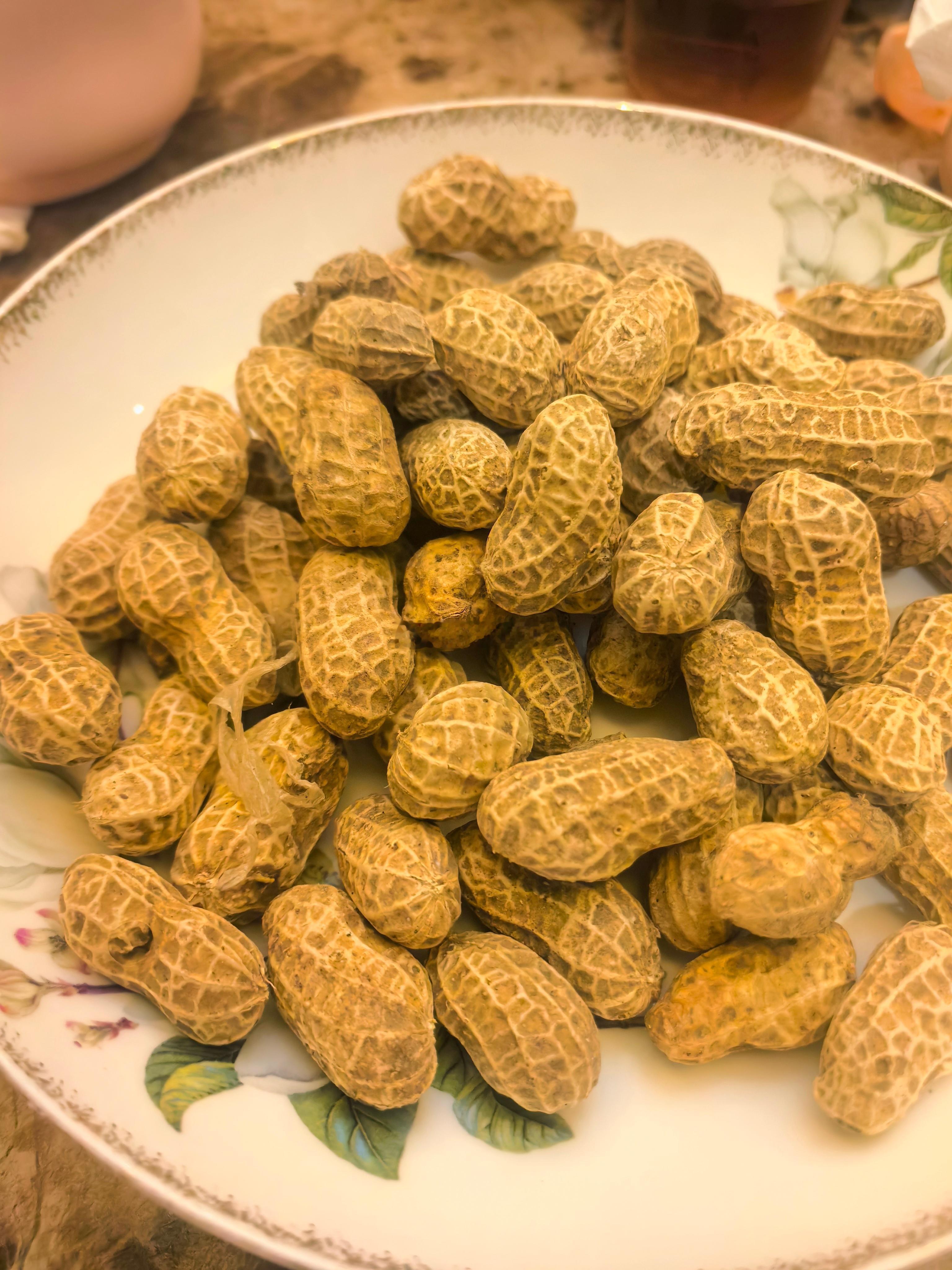 从老家带来的，有没有喜欢吃的？来，搞一杯