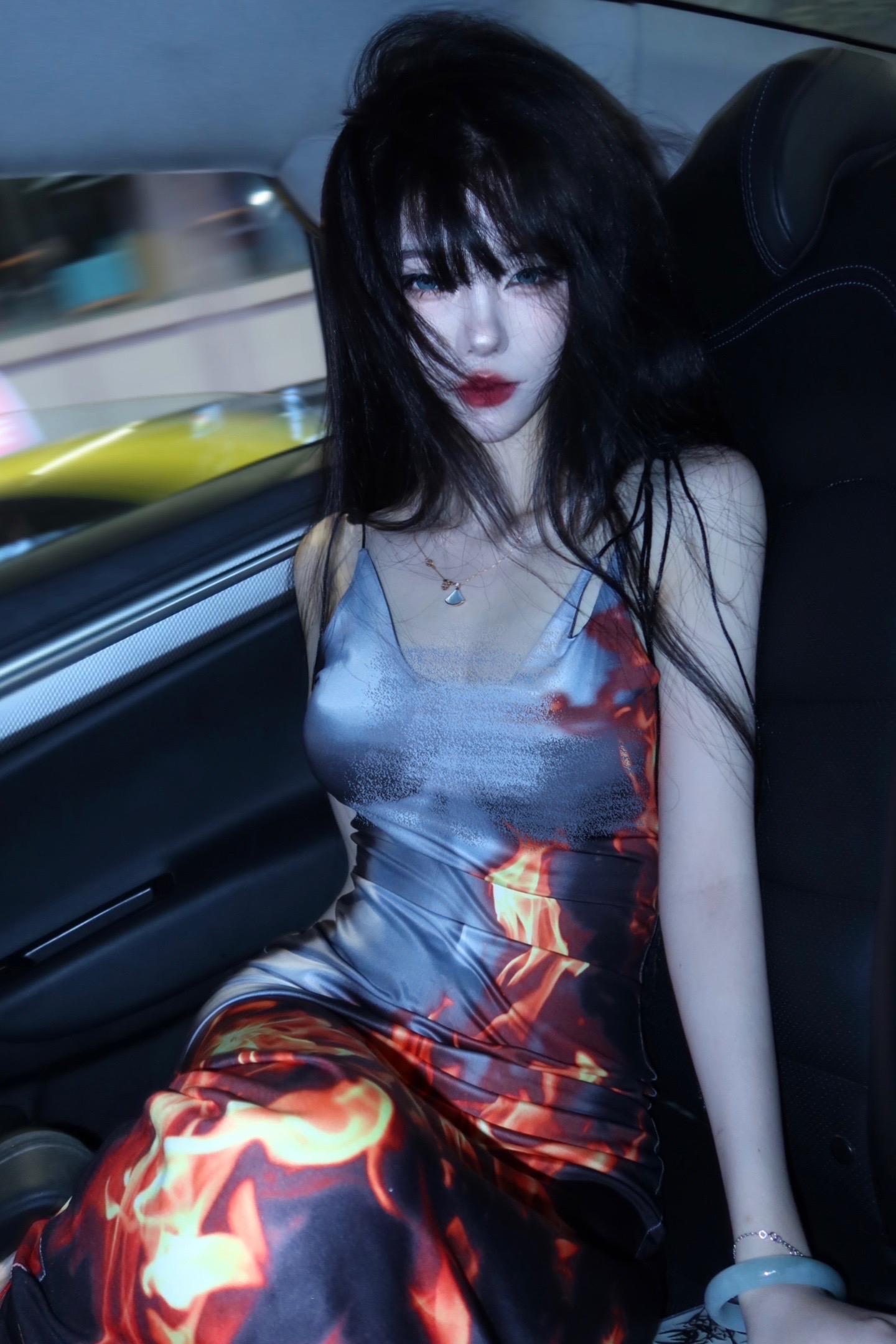 “娇贵漂亮又野心勃勃的狐狸  从来都不在意谁的死活”