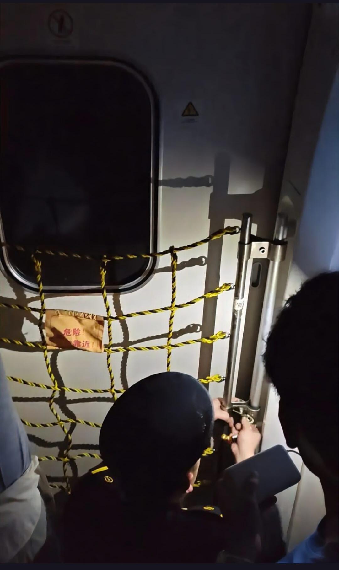 列车停电被困隧道，乘客称小孩热哭了为何不让砸窗？
3月29日下午，由桂林北开往珠