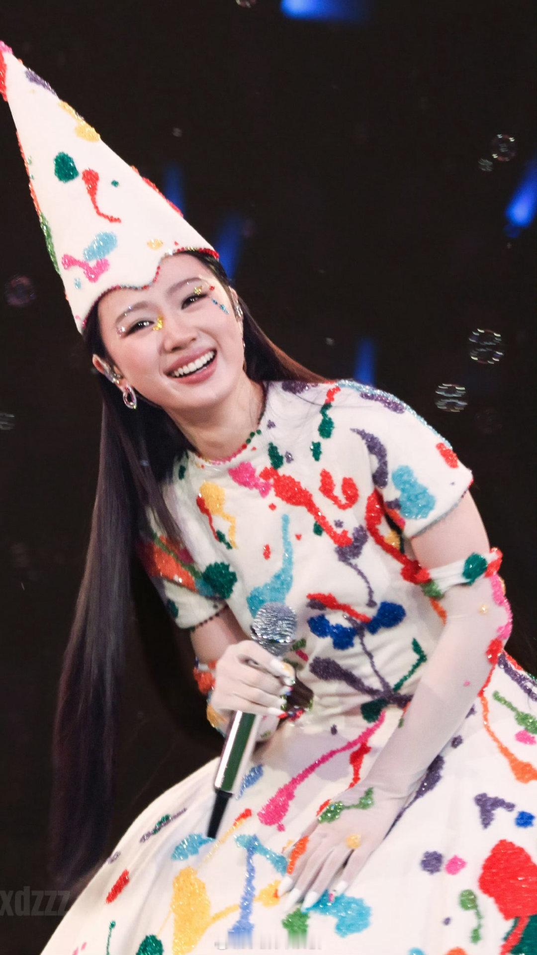 单依纯演唱会秋冬高定 单依纯演唱会蛋糕裙造型谁被单依纯这套舞台造型惊艳到！重工秋