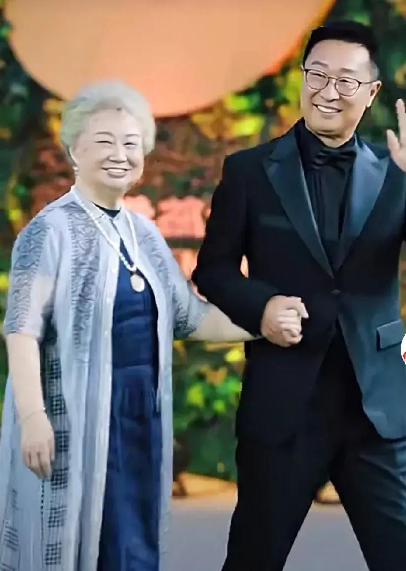 哈哈，这是娘俩吗？看模样，看拉手的亲密度，还真像。别看林永健的名气响，这位“老妈