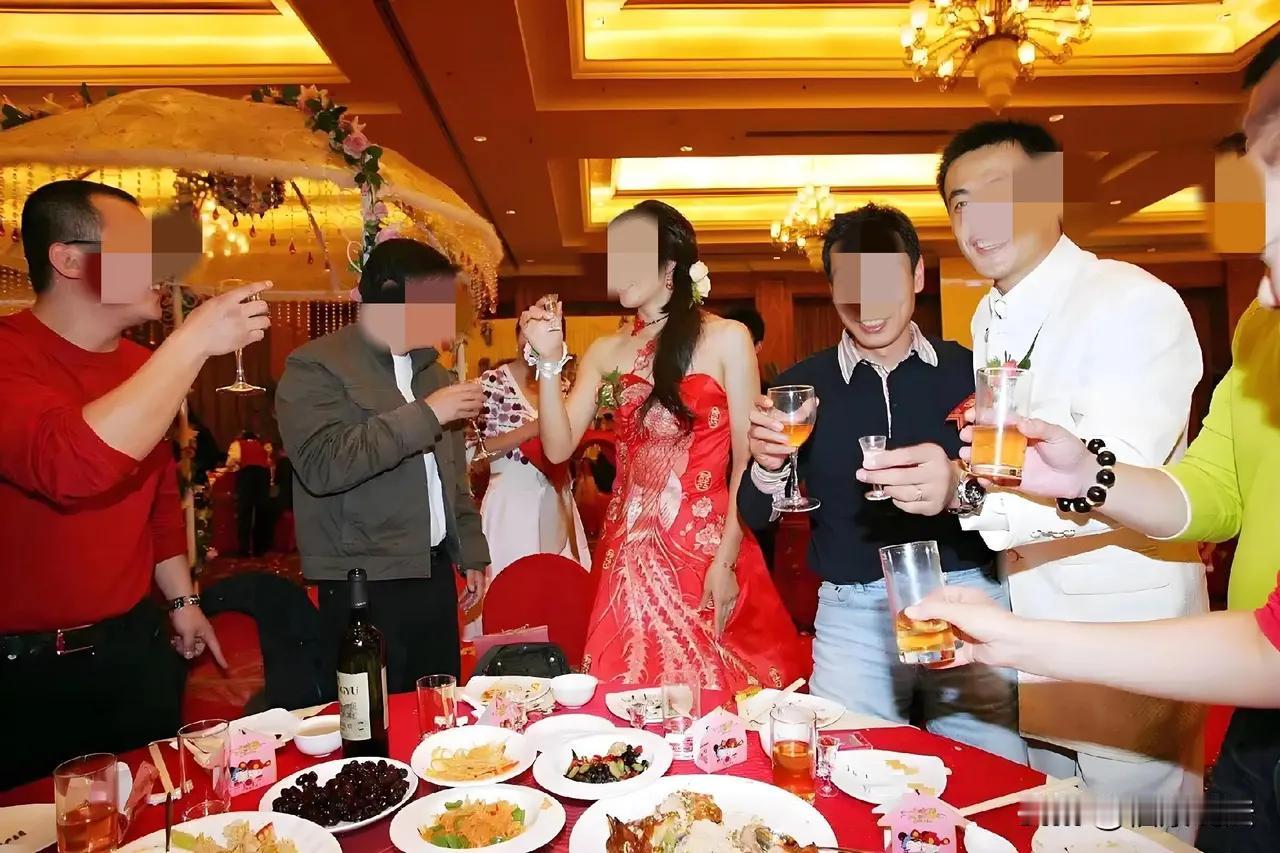 “这是想钱想疯了吗？”

江西宜春一男子邀请60岁战友参加儿子婚礼，战友席间喝了