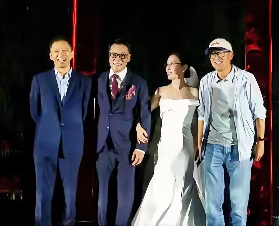 左边是张朝阳，搜狐公司的。张老师没结婚是肯定的，身边有没有女人照顾不好说，总有洗