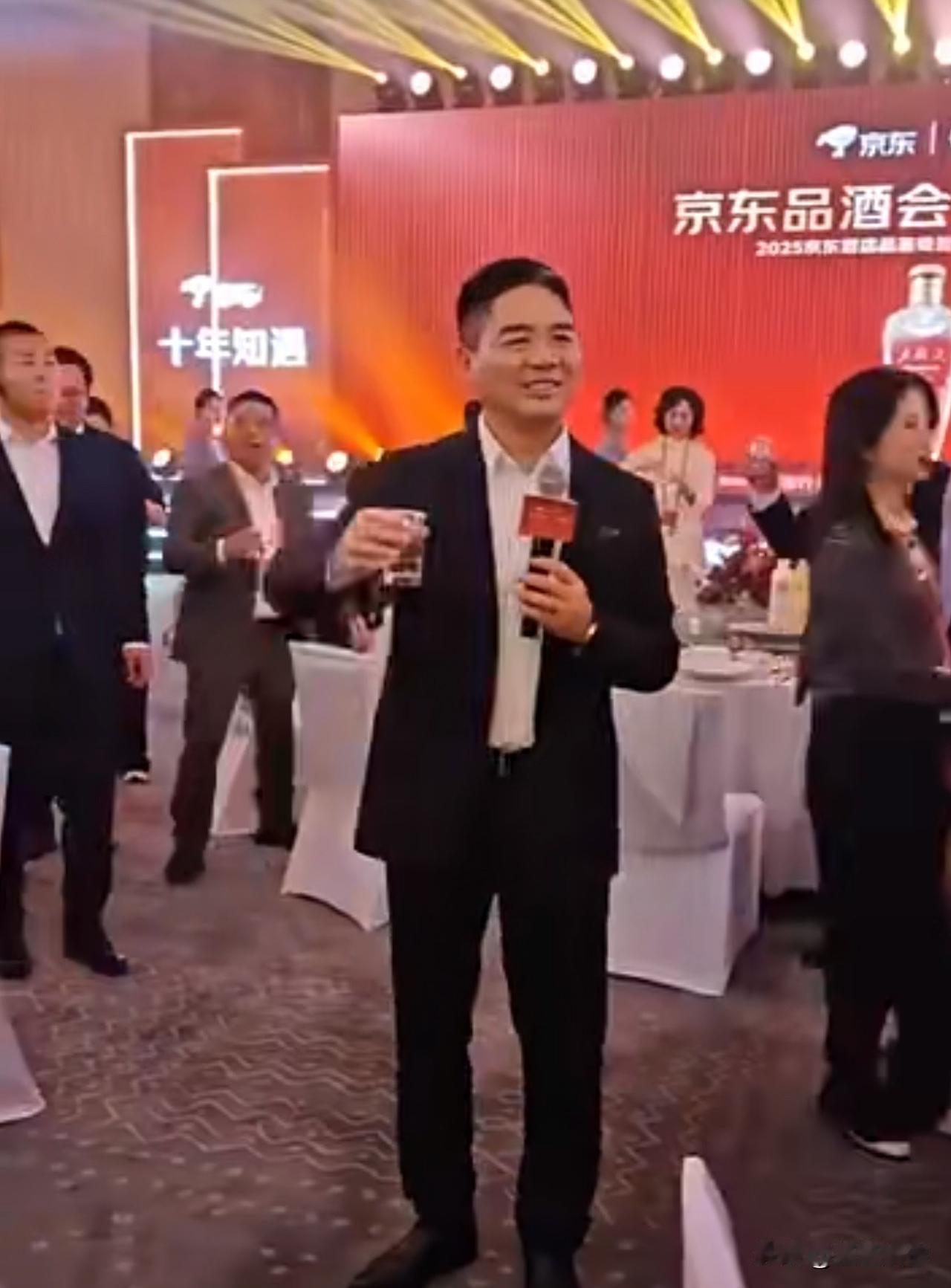 看过刘强东几个喝酒的视频，这么大个老板原来也跟我们平常商务酒局一样吹牛喝酒称兄道