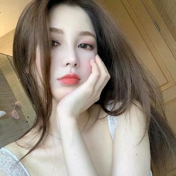 沉静的氛围中，她红唇微启，静待时光的流淌。