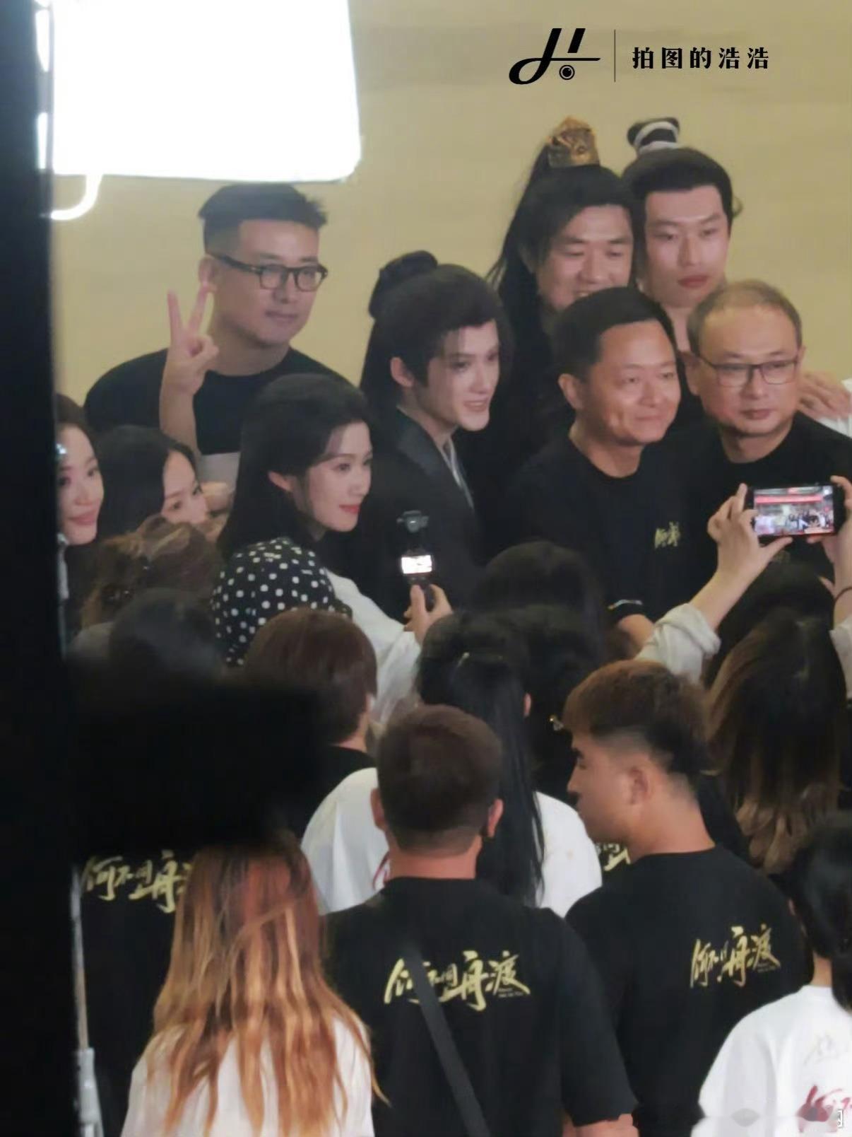 檀健次卢昱晓何不同舟渡杀青路透，杀青快乐！ 