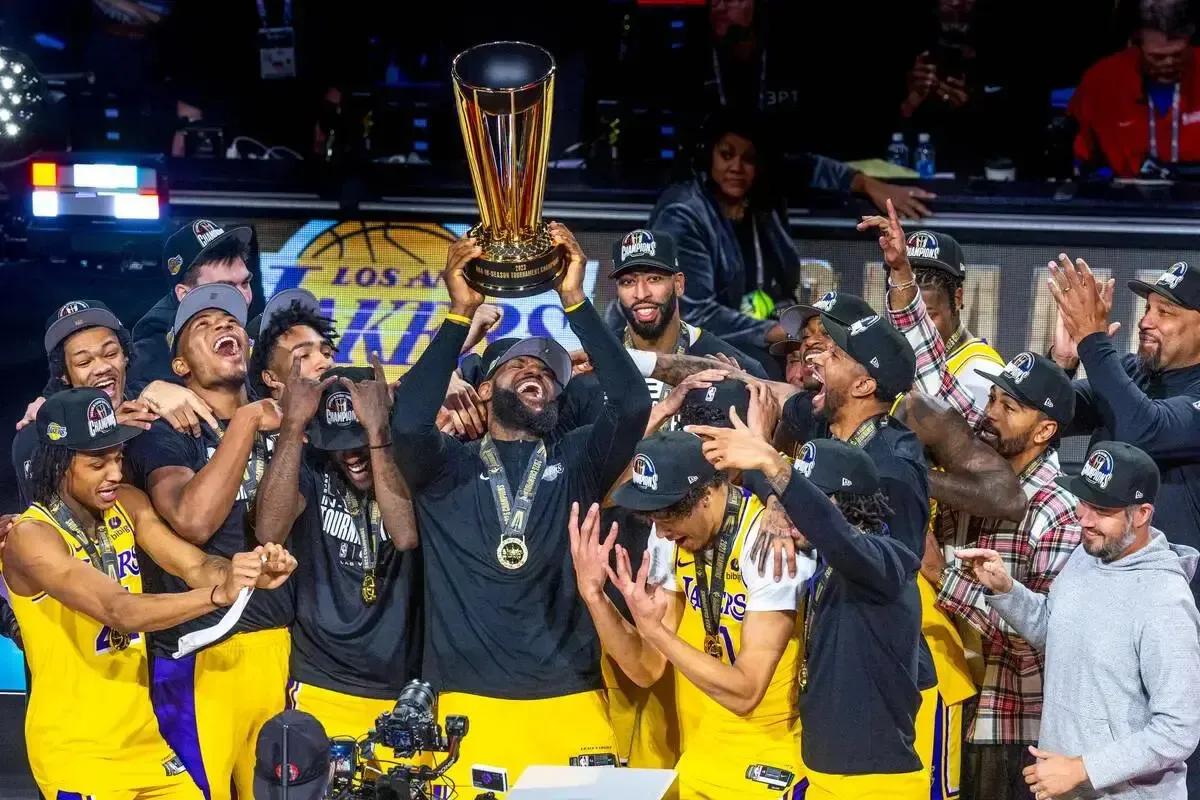 詹姆斯成功拿下 NBA 首届锦标赛冠军，你认为库里本赛季要率队取得什么样的成绩才