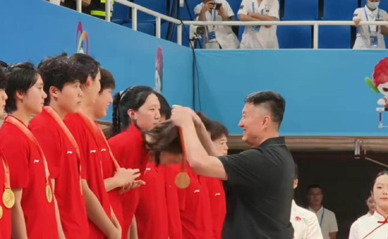 原来刚过去的7月30日是杜锋指导的生日，往年的这一天广东宏远的官方必定会发一张海