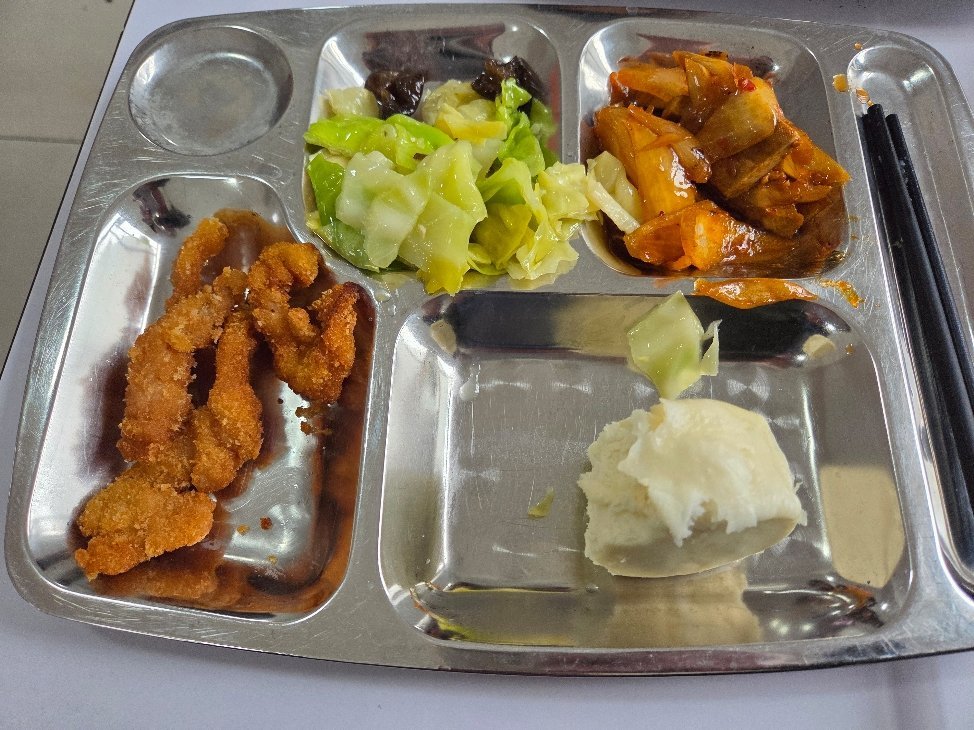 去比亚迪4s店给海豚保养，正好赶上饭点儿，我就在售后大哥的热情邀请下去了店内食堂