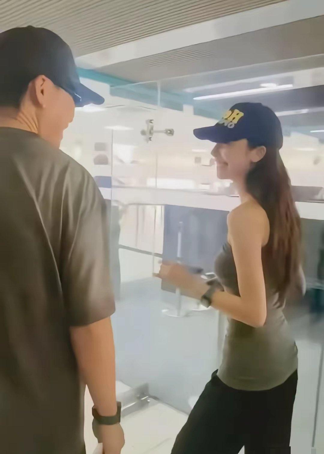 胡彦斌和易梦玲的恋情，成为一场流量狂欢的盛宴。
​同时也是一场炫耀财富的盛宴，两