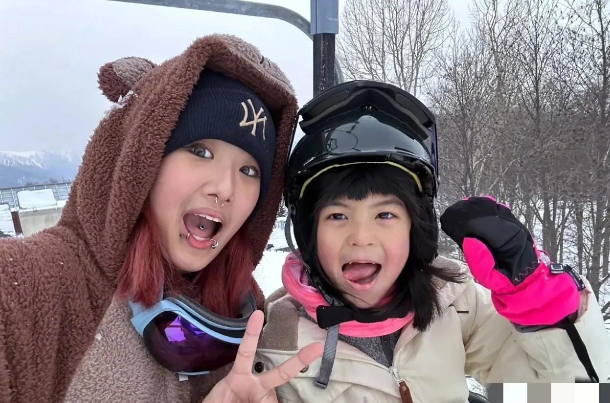 49岁贾静雯对上18岁叛逆少女梧桐妹，会有啥化学反应？修杰楷说，当梧桐妹戴鼻环时