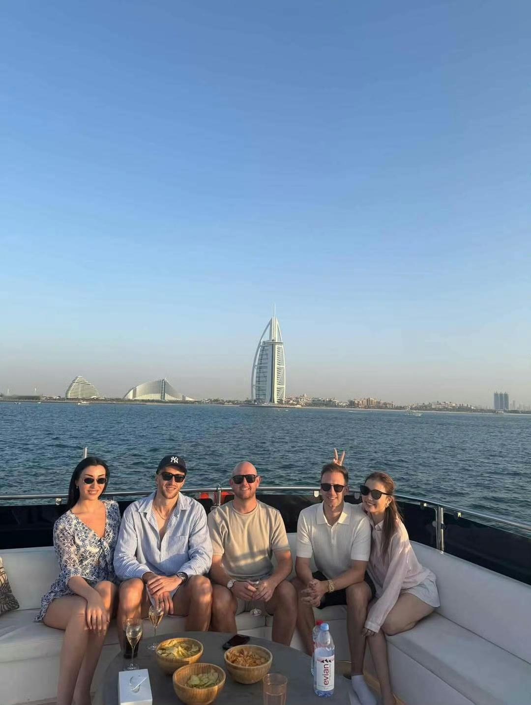 爱情和斯诺克一样，都需要一点运气。特鲁姆普和女友马晓晴罕见同框照片被公布。
这次