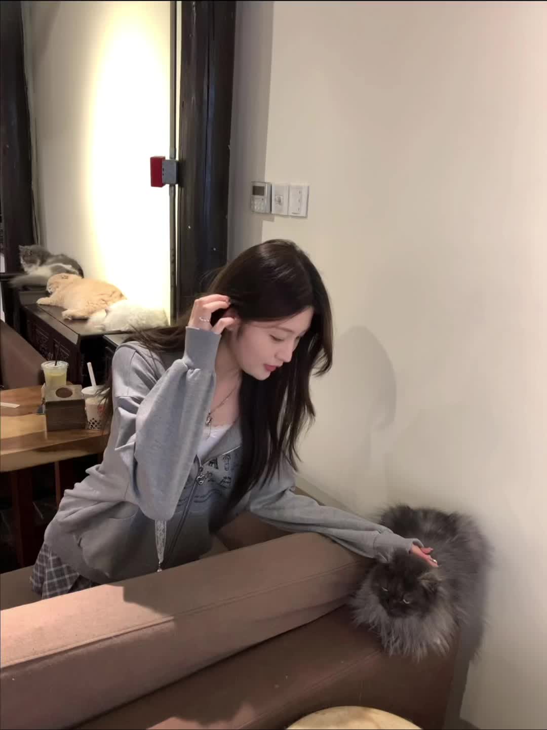 好久没见我了吧 我瘦了 头发也长了 脾气还那样