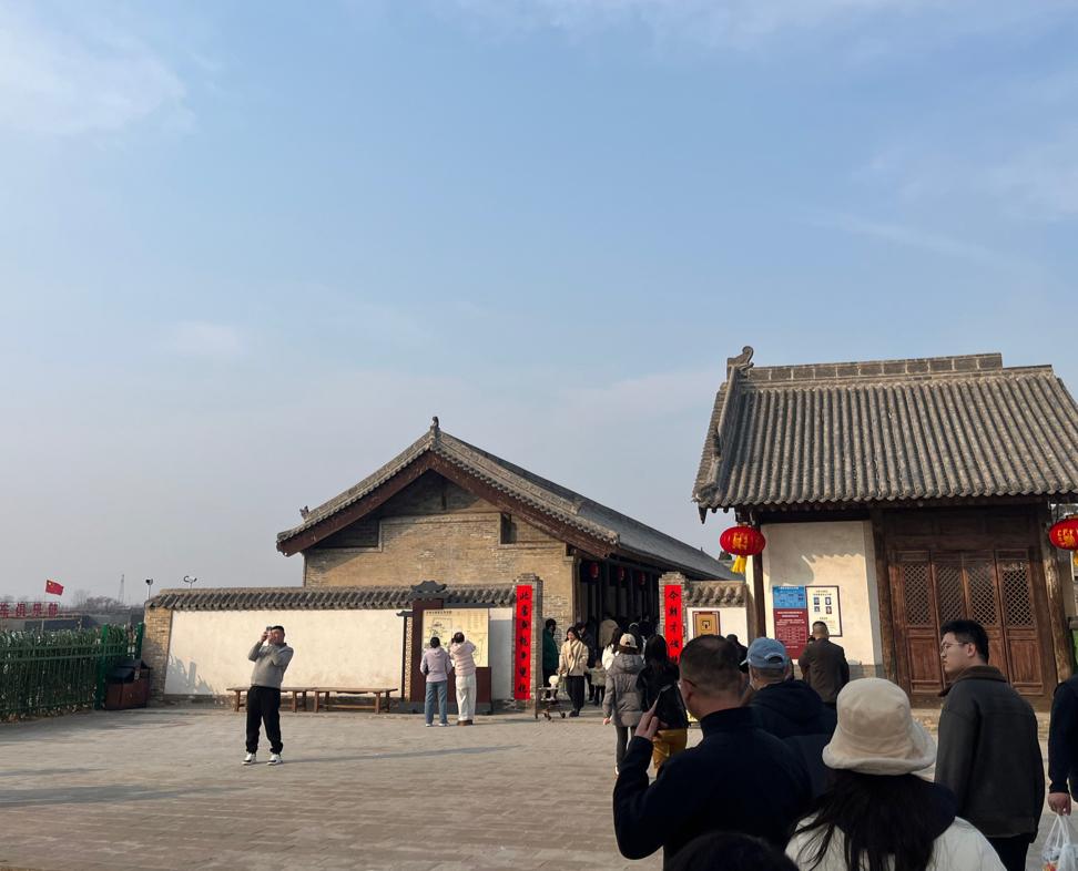 古代县级试院门口的春联：此處魚龍爭變化，今朝才俊兢騰飛。

拍摄地点：山西省临汾