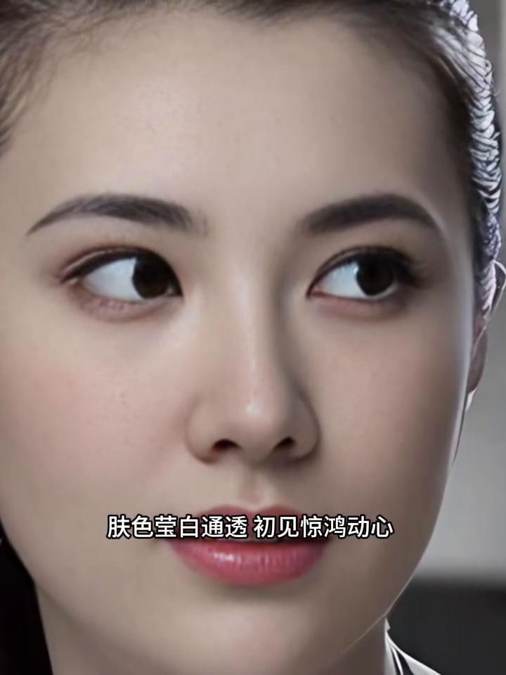 边潇潇有着与众不同的美感，眉眼温婉藏韵，五官雅致玲珑，肤色莹白通透，初见惊鸿动心