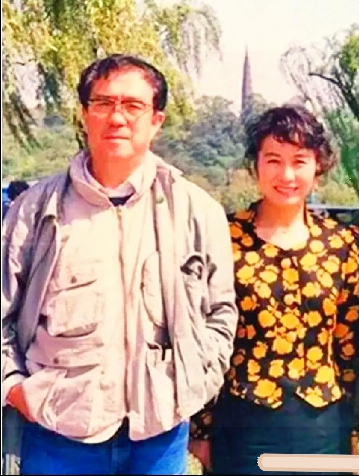 一张西湖老照片藏着一段珍贵往事！

照片左边是名导谢晋，右边是家喻户晓的日本演员