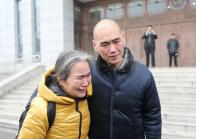 2005年，山东一个16岁少年被警察带进审讯室，要他供认强奸杀人的案情。少年吓坏