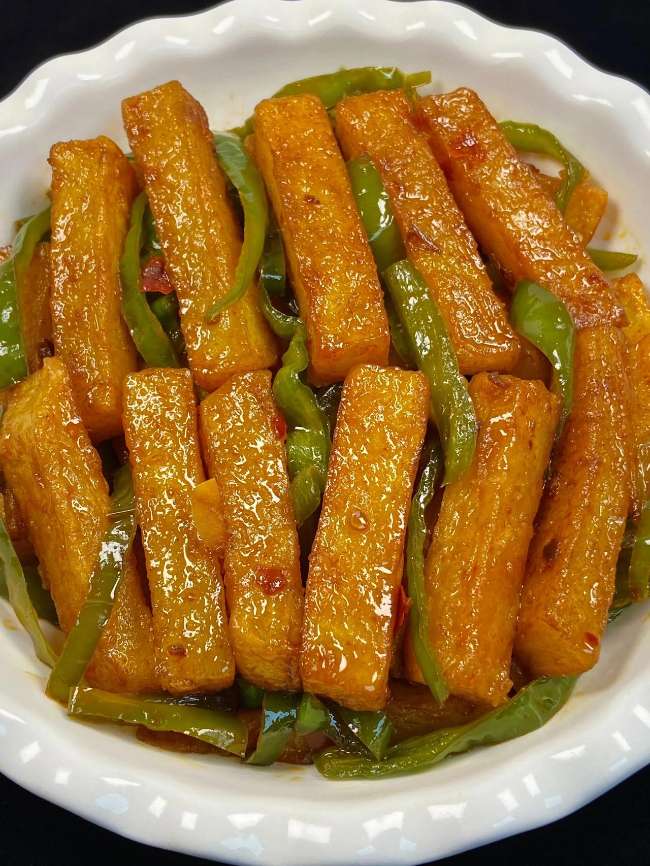 百吃不厌的懒人炒土豆，秘方来喽！
       今天分享一道懒人辣椒土豆条，简简