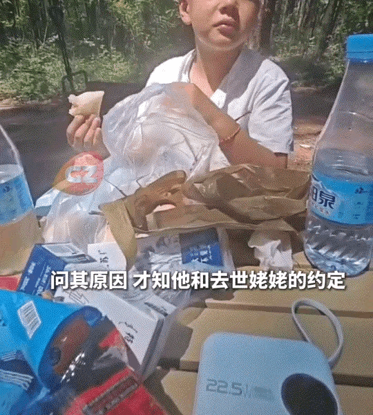 吉林，一男孩和妈妈在野外露营，期间一只蝴蝶飞来停在妈妈手上不走了，男孩看着蝴蝶瞬