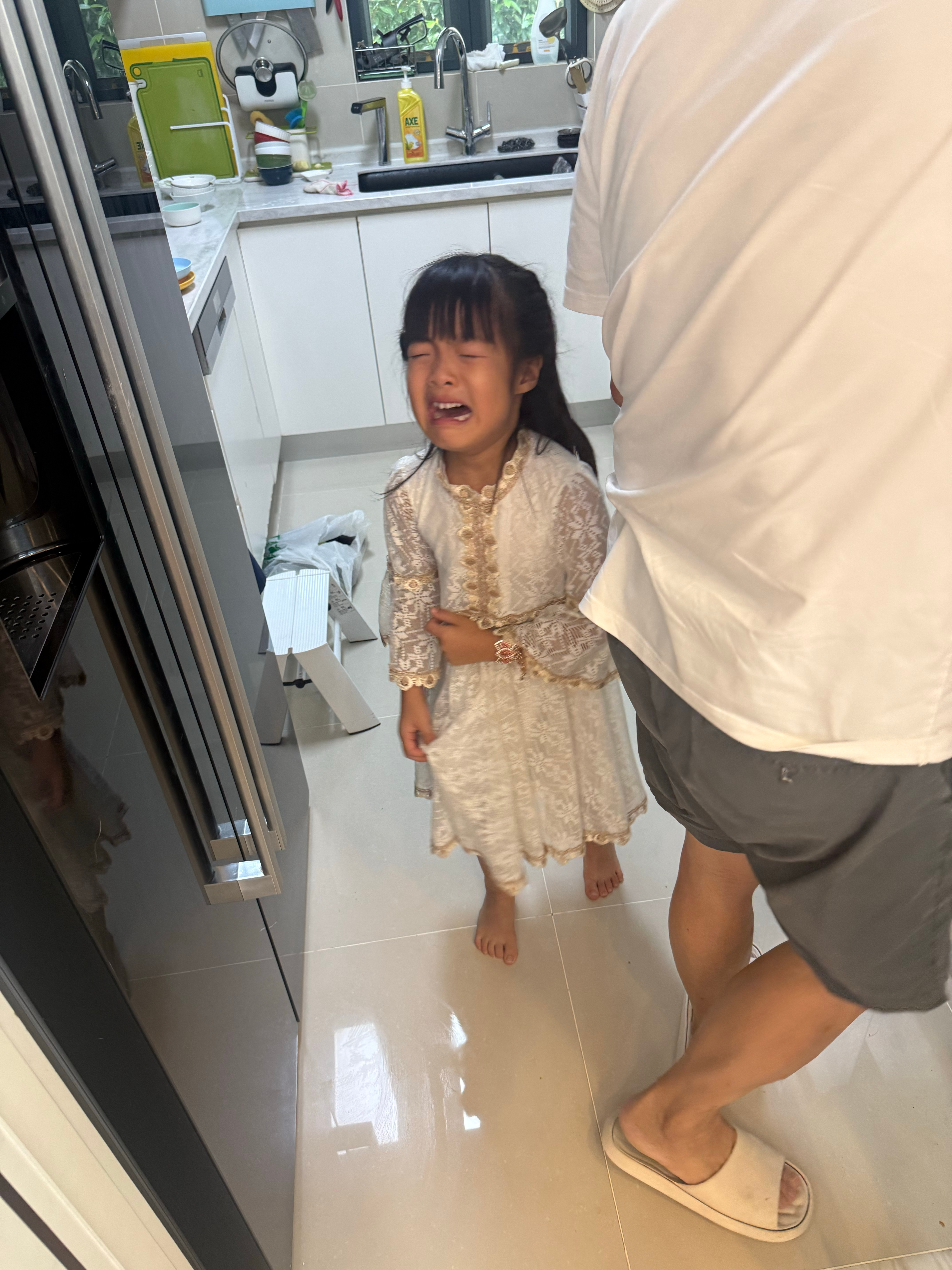 妹和艾文把家里搞得乱七八糟我爸忍不住说了一句：你们两个真是的！妹：