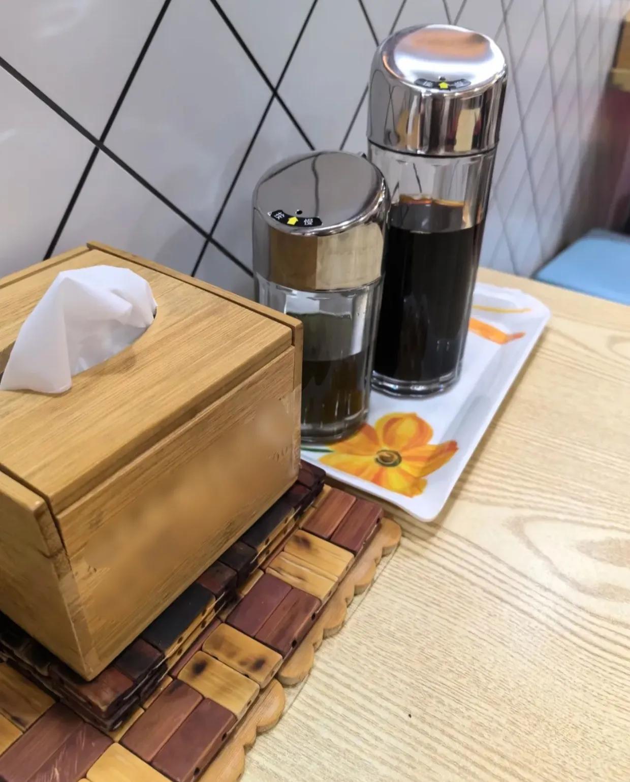 去年年初，老公开了家牛肉米线店，请了一个远房亲戚帮忙，一个月工资4800。

米