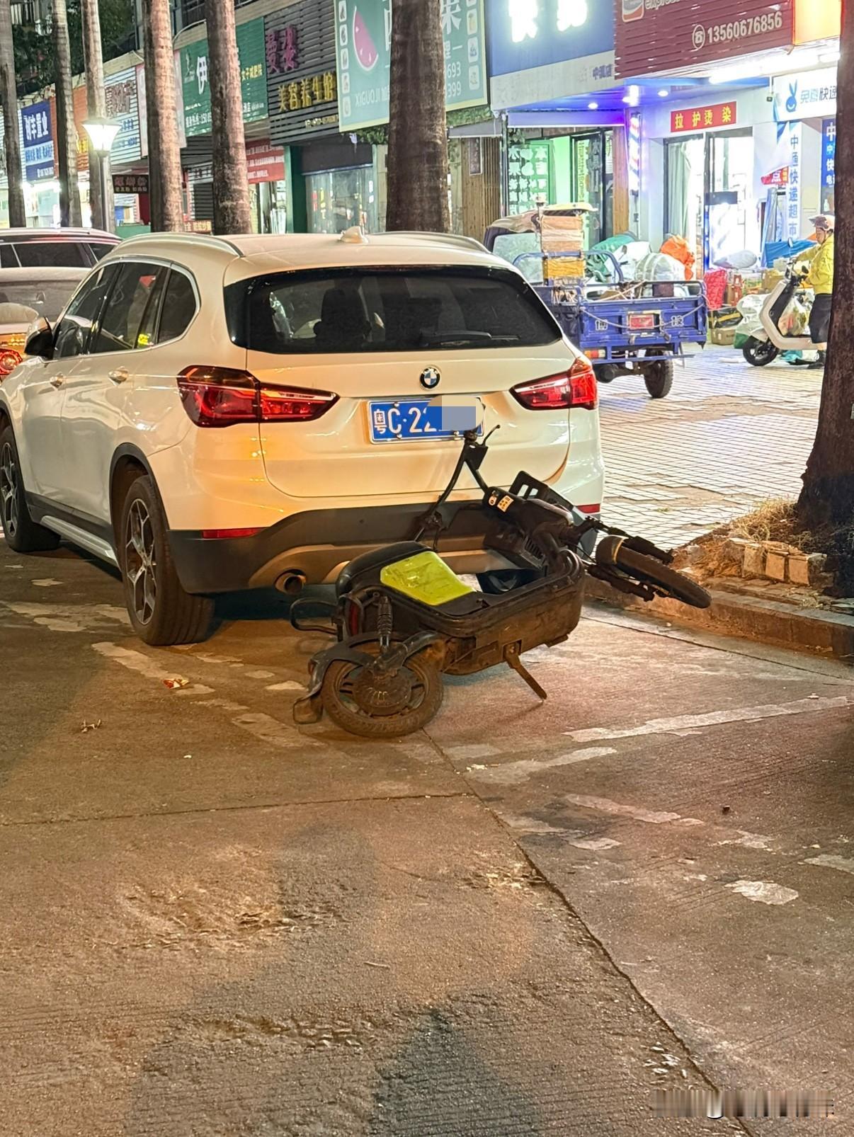 真倒霉啊😓
车子停在这无缘无故受伤了，共享电动车停在旁边，突然倒了咂到了车子。