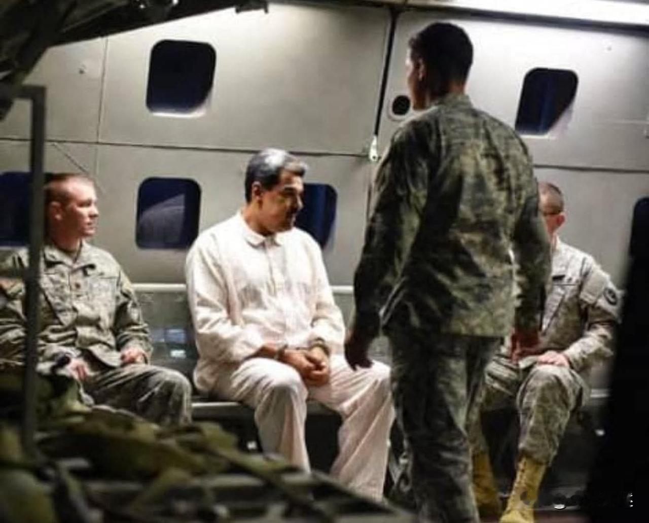 委内瑞拉总统马杜罗和他的夫人被美军三角洲特种部队绑架了后的首张照片曝光！照片中马