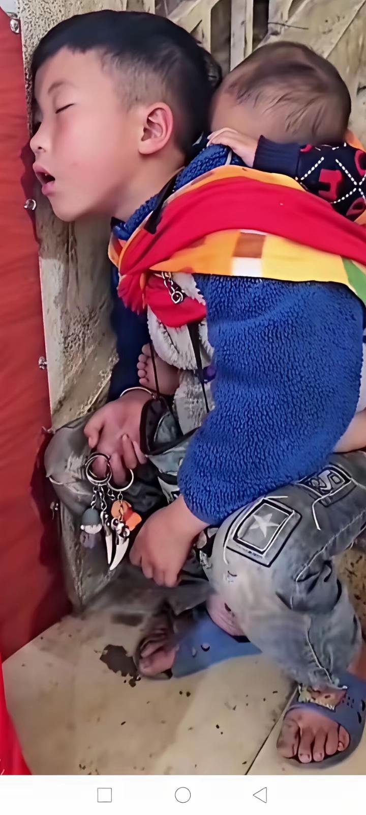 孩子太可怜了，孩子爸爸妈妈离婚了，爸爸外出打工，孩子太想妈妈了，哥哥背着弟弟来到
